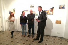 De gauche à droite : L’artiste Camille Carbonaro, les galeristes Annabel Werbrouck et Fabrice Havenne, le Délégué général Alexander Homann © Fotofabrik