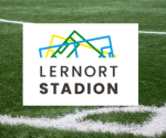Logo Lernort Stadion auf Rasenfläche