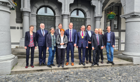 Die Delegation mit Bürgermeister Dreier vor dem Rathaus (c) DGCFRW