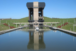Schiffshebewerk Strépy-Bracquegnies (Bild: Jean-Pierre Grandmont, Wikipedia) Schiffshebewerk Strépy-Bracquegnies: Bild: Jean-Pierre Grandmont, Wikipedia