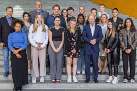 Gruppenfoto mit Bundeskanzler und Frau Möres im Gespräch @JannisMattar