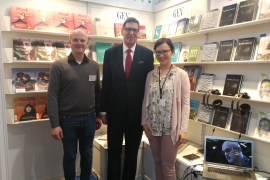 Ein Blick auf die Regale des GEV auf dem Saarland Stand Grenz-Echo Verlag